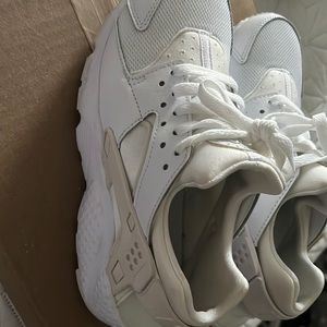 White Nike Huarache size 5Y
